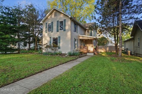 Photo of 332 Buttonwood Avenue, Bowling Green, OH 43402 (MLS # 10006733)