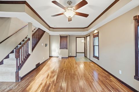 Tiny photo for 332 Buttonwood Avenue, Bowling Green, OH 43402 (MLS # 10006733)