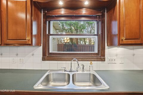 Tiny photo for 332 Buttonwood Avenue, Bowling Green, OH 43402 (MLS # 10006733)