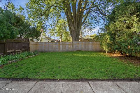 Tiny photo for 332 Buttonwood Avenue, Bowling Green, OH 43402 (MLS # 10006733)
