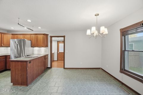 Tiny photo for 332 Buttonwood Avenue, Bowling Green, OH 43402 (MLS # 10006733)