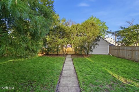 Tiny photo for 332 Buttonwood Avenue, Bowling Green, OH 43402 (MLS # 10006733)