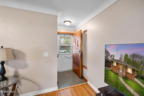 Tiny photo for 802 Johnson Street, Maumee, OH 43537 (MLS # 10006539)