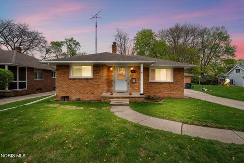 Photo of 802 Johnson Street, Maumee, OH 43537 (MLS # 10006539)