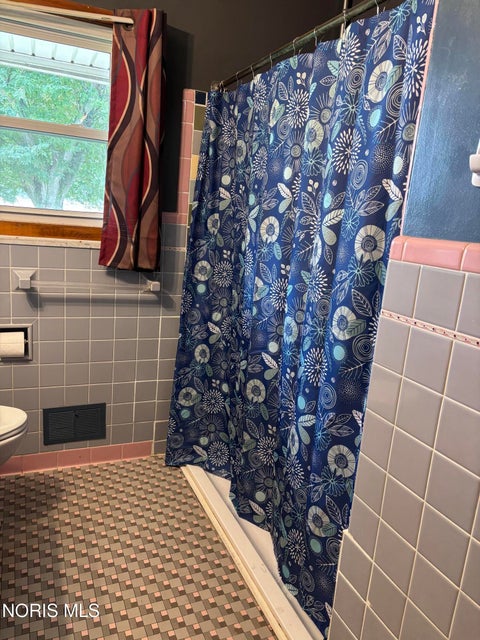 Tiny photo for 640 N Fostoria Road, Northwood, OH 43619 (MLS # 10014242)