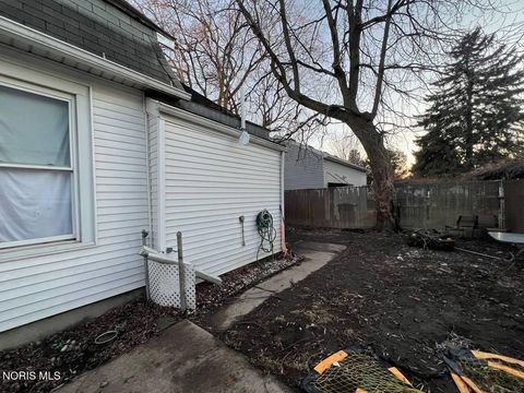 Tiny photo for 160 Dearborn Avenue, Toledo, OH 43605 (MLS # 10004424)