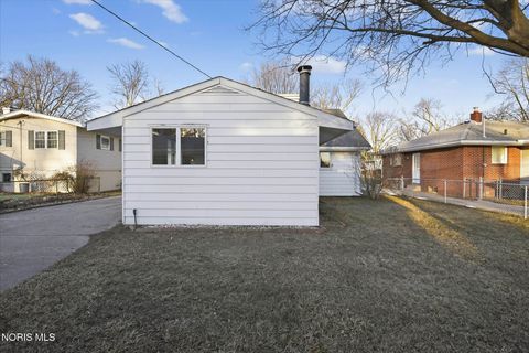 Tiny photo for 507 S Goodyear Street, Oregon, OH 43616 (MLS # 10004507)