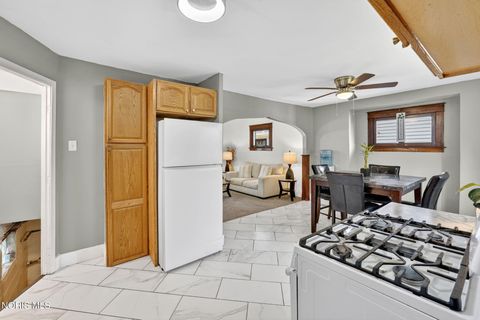 Tiny photo for 1924 Greenwood Avenue, Toledo, OH 43605 (MLS # 10006750)