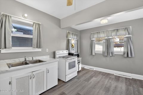 Tiny photo for 2114 Parkdale Avenue, Toledo, OH 43607 (MLS # 10003248)