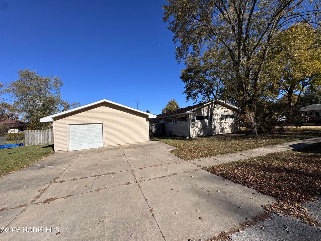 Photo for 110 Mount Vernon Place, Walbridge, OH 43465 (MLS # 10000656)