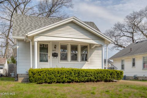 Photo of 2644 Oak Grove Place, Toledo, OH 43613 (MLS # 10005735)