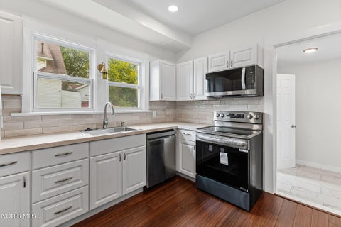 Tiny photo for 2490 Broadway Street, Toledo, OH 43609 (MLS # 10014872)