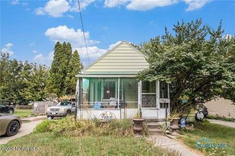 Photo of 2012 Berdan Avenue, Toledo, OH 43613 (MLS # 10003973)