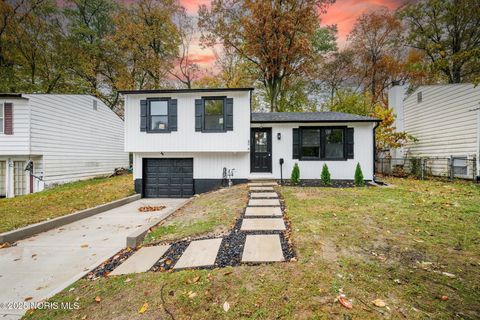 Photo of 4248 Hunters Trail Drive, Toledo, OH 43607 (MLS # 10000858) Photo of 4248 Hunters Trail Drive, Toledo, OH 43607 (MLS # 10000858)