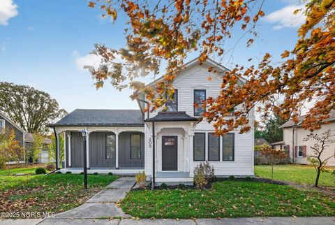 Photo of 208 E Indiana Avenue, Perrysburg, OH 43551 (MLS # 10000635)