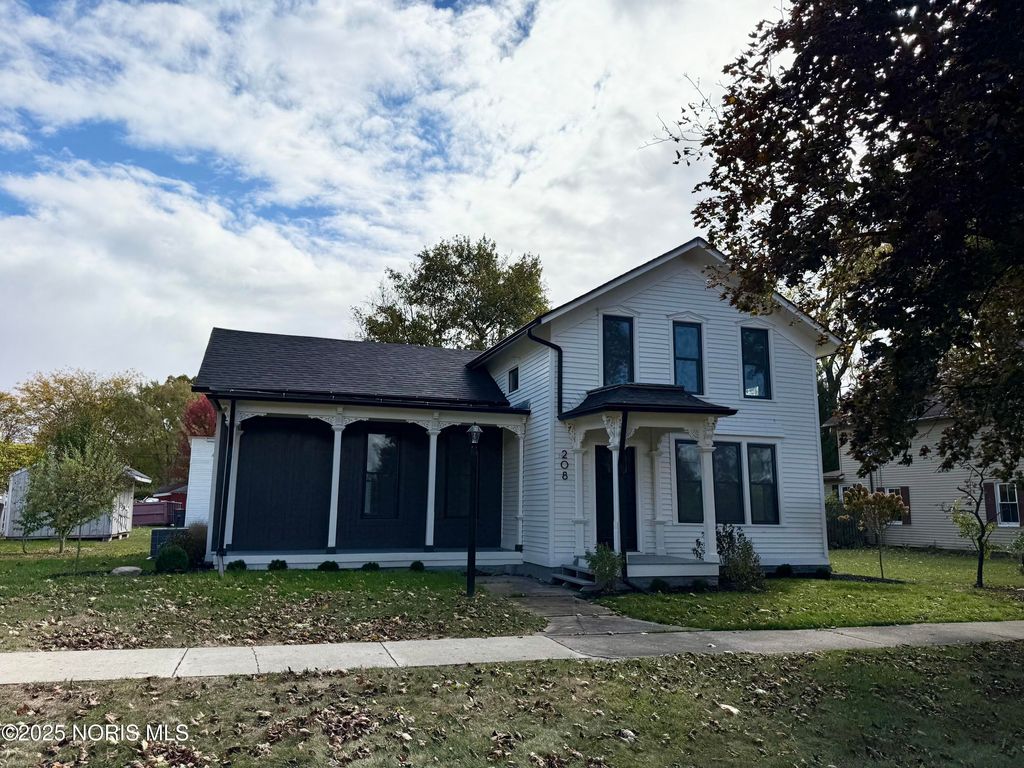 Photo for 208 E Indiana Avenue, Perrysburg, OH 43551 (MLS # 10000635)