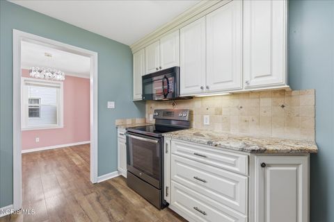 Tiny photo for 724 Inwood Place, Maumee, OH 43537 (MLS # 10007135)