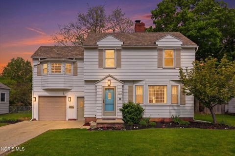 Photo of 724 Inwood Place, Maumee, OH 43537 (MLS # 10007135)