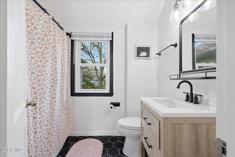 Tiny photo for 724 Inwood Place, Maumee, OH 43537 (MLS # 10007135)