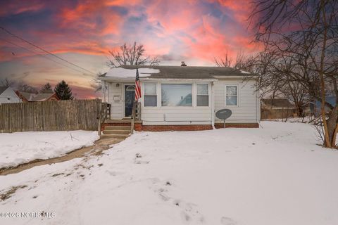 Photo of 1824 Arlington Avenue, Toledo, OH 43609 (MLS # 10003842)