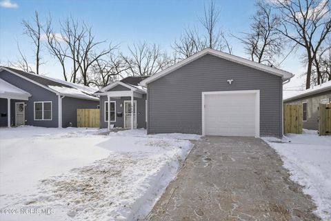 Tiny photo for 543 Lucas Street, Toledo, OH 43604 (MLS # 10003873)
