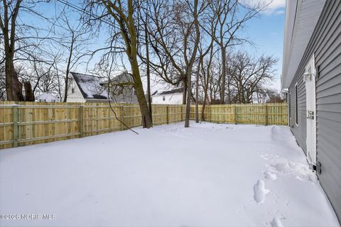 Tiny photo for 543 Lucas Street, Toledo, OH 43604 (MLS # 10003873)