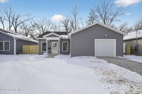 Tiny photo for 543 Lucas Street, Toledo, OH 43604 (MLS # 10003873)