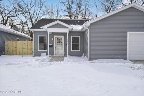 Tiny photo for 543 Lucas Street, Toledo, OH 43604 (MLS # 10003873)