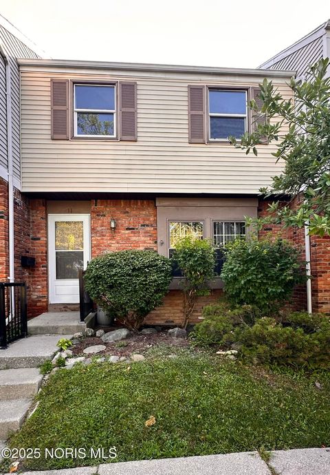 Photo of 11 Meadowbrook Drive, Perrysburg, OH 43551 (MLS # 10002562)