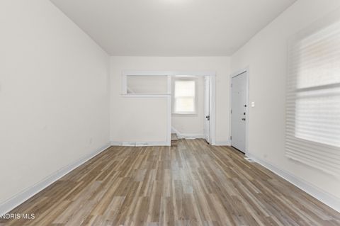 Tiny photo for 816 Geneva Avenue, Toledo, OH 43609 (MLS # 10010228)