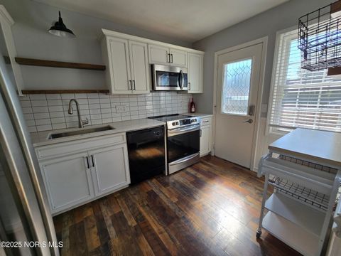 Tiny photo for 6705 Garden Road #6705, Maumee, OH 43537 (MLS # 10000729)