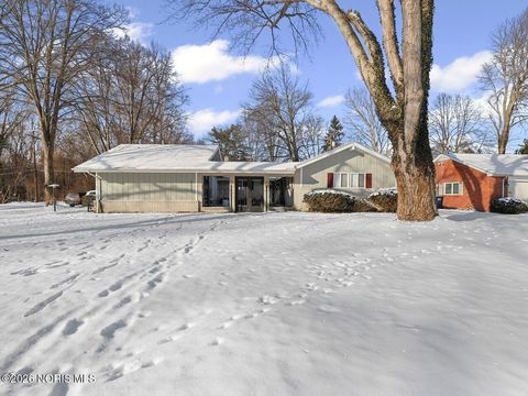Photo of 2333 Valley Brook Drive, Toledo, OH 43615 (MLS # 10003326)