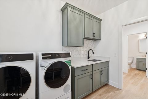 Tiny photo for 995 Stoneleigh Road, Perrysburg, OH 43551 (MLS # 10000087)