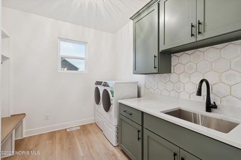 Tiny photo for 995 Stoneleigh Road, Perrysburg, OH 43551 (MLS # 10000087)