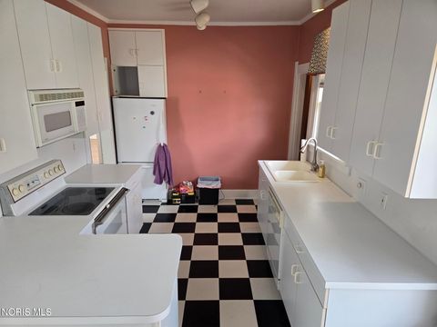 Tiny photo for 2210 River Road, Maumee, OH 43537 (MLS # 10005163)