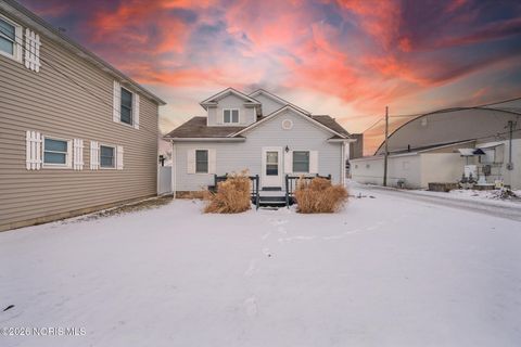 Photo of 100 W Union Street, Walbridge, OH 43465 (MLS # 10003007)