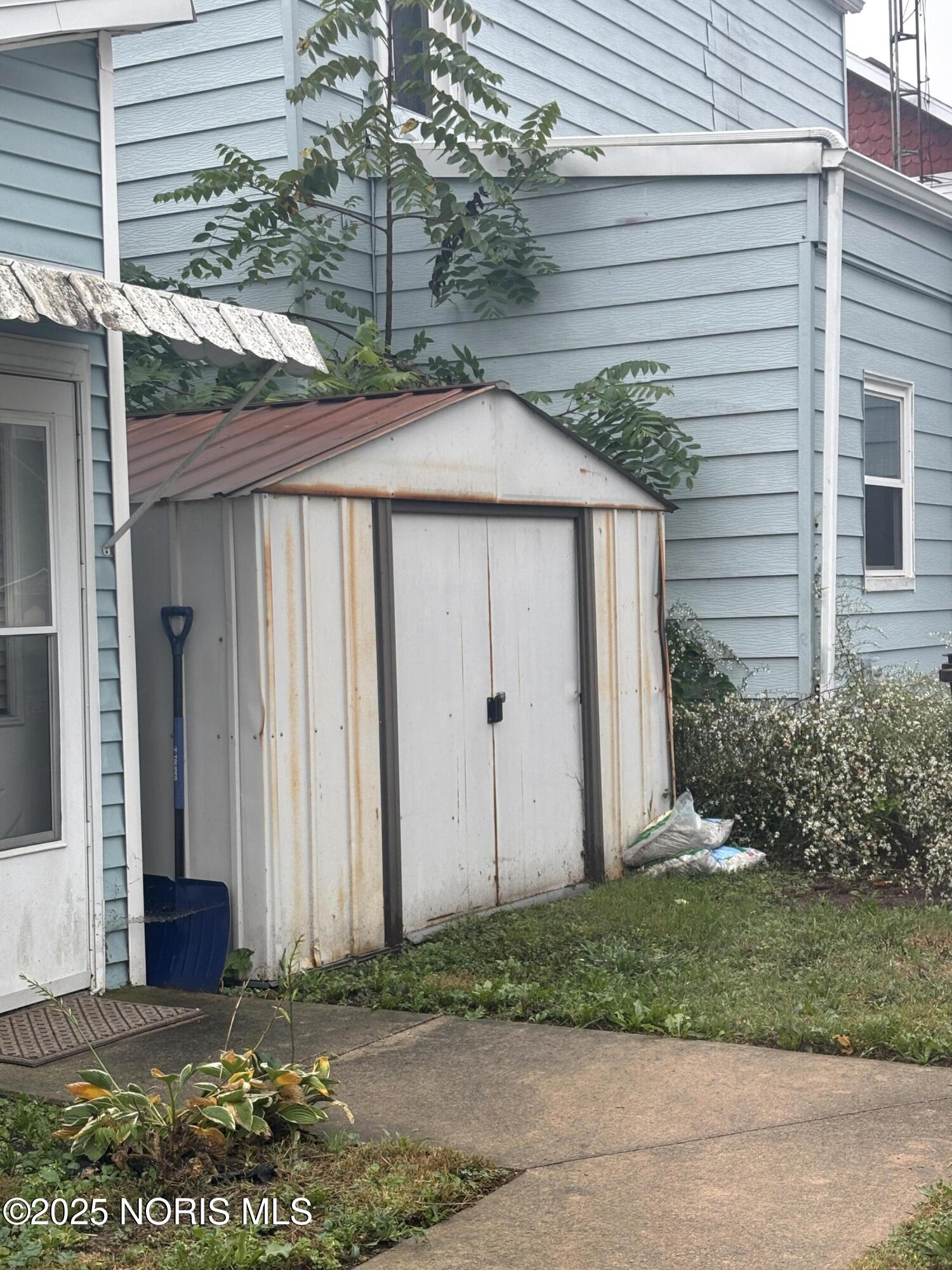 118 W Broadway Street