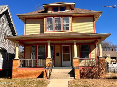 Photo of 2534 Maplewood Avenue, Toledo, OH 43610 (MLS # 10005172)