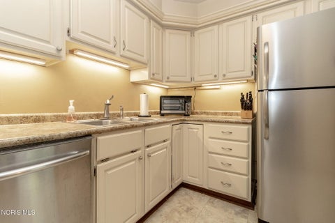 Tiny photo for 2049 Willowhill Lane, Toledo, OH 43615 (MLS # 10011002)