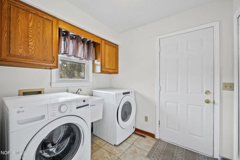 Tiny photo for 827 Abbey Lane, Findlay, OH 45840 (MLS # 10004466)