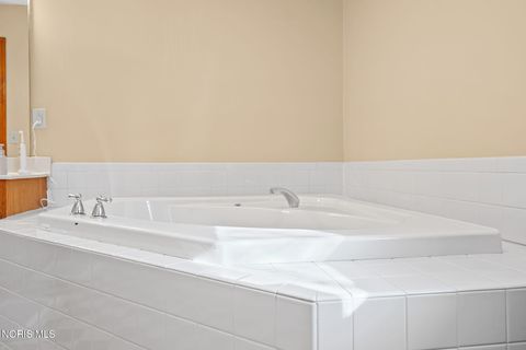 Tiny photo for 827 Abbey Lane, Findlay, OH 45840 (MLS # 10004466)