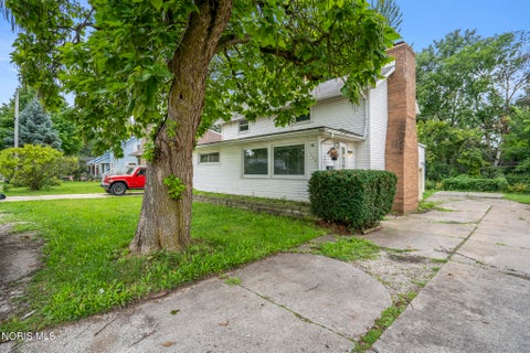 Photo of 1466 Sunshine Street, Oregon, OH 43616 (MLS # 10012063)