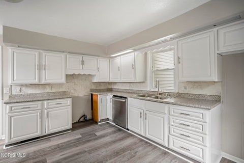 Tiny photo for 1466 Sunshine Street, Oregon, OH 43616 (MLS # 10012063)