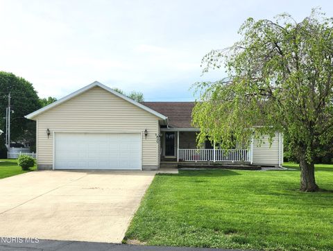 Photo of 825 Oak Ridge Drive, Fostoria, OH 44830 (MLS # 10006890)