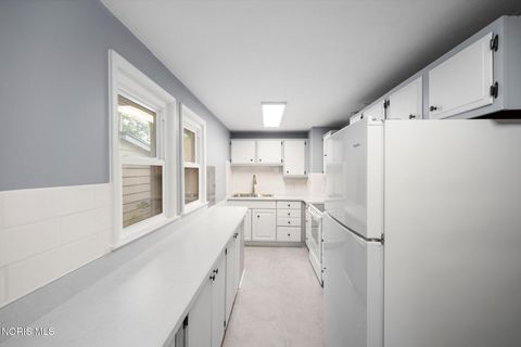 Tiny photo for 2073 Grange Street, Oregon, OH 43616 (MLS # 10007068)