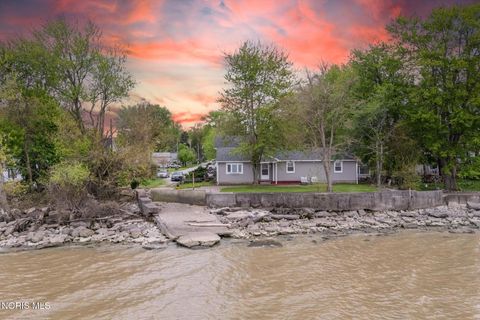 Photo of 2073 Grange Street, Oregon, OH 43616 (MLS # 10007068)