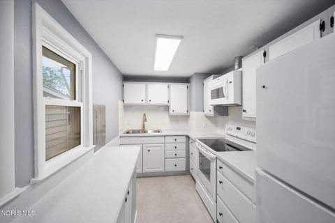 Tiny photo for 2073 Grange Street, Oregon, OH 43616 (MLS # 10007068)
