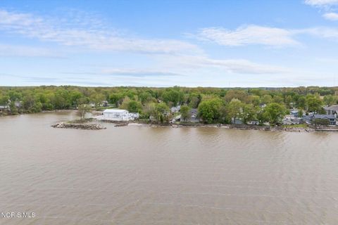 Tiny photo for 2073 Grange Street, Oregon, OH 43616 (MLS # 10007068)