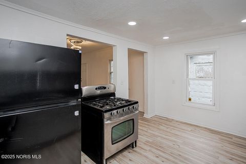 Tiny photo for 2422 N Ontario Street, Toledo, OH 43611 (MLS # 10002953)