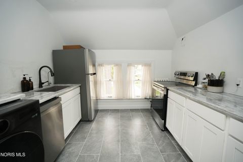 Tiny photo for 2401 Robinwood Avenue, Toledo, OH 43620 (MLS # 10008198)